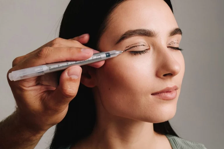 How Is Blepharoplasty Done? Banner